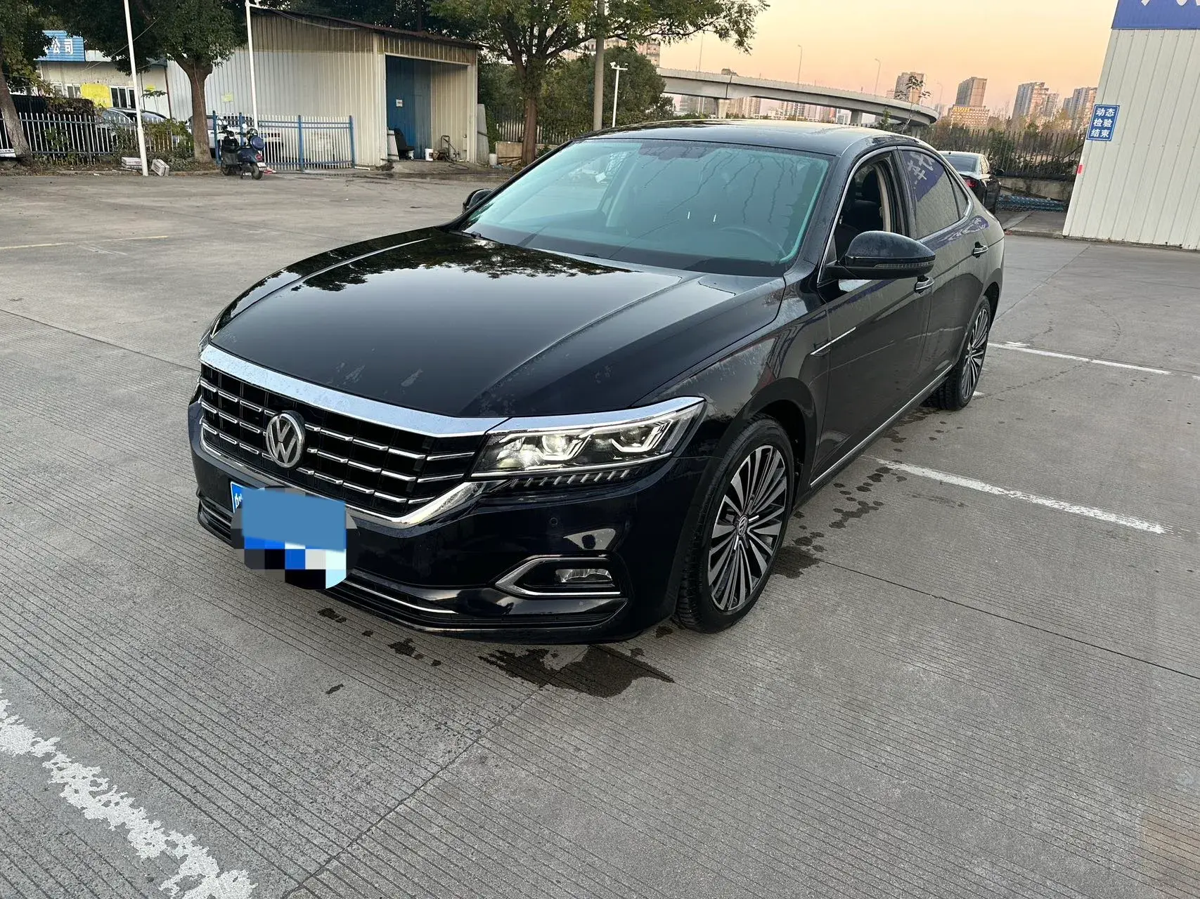 2019 VOLKSWAGEN PASSAT view 1