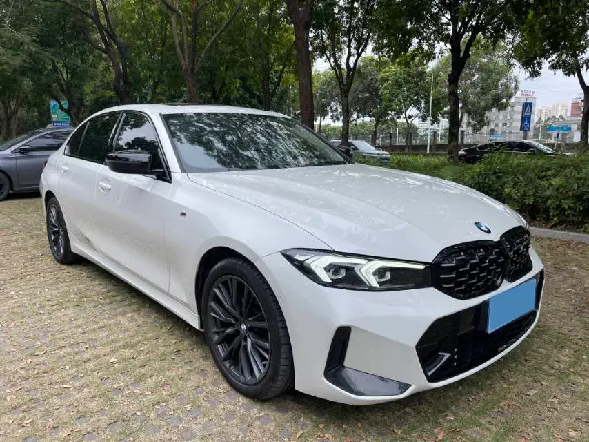 2024 BMW 3 thumbnail 2