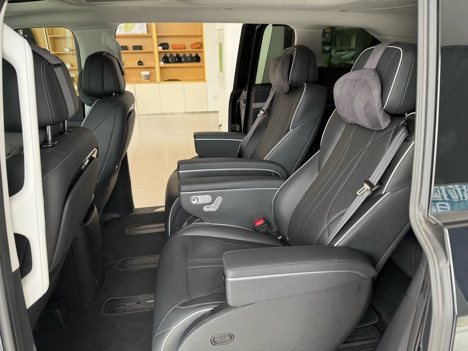 2024 XPENG X9 thumbnail 3