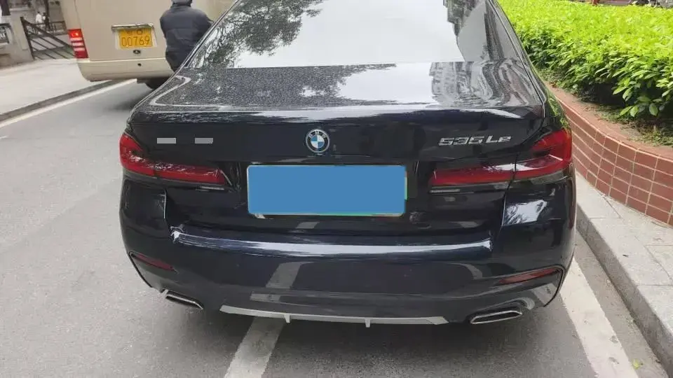 2022 BMW 5 thumbnail 3