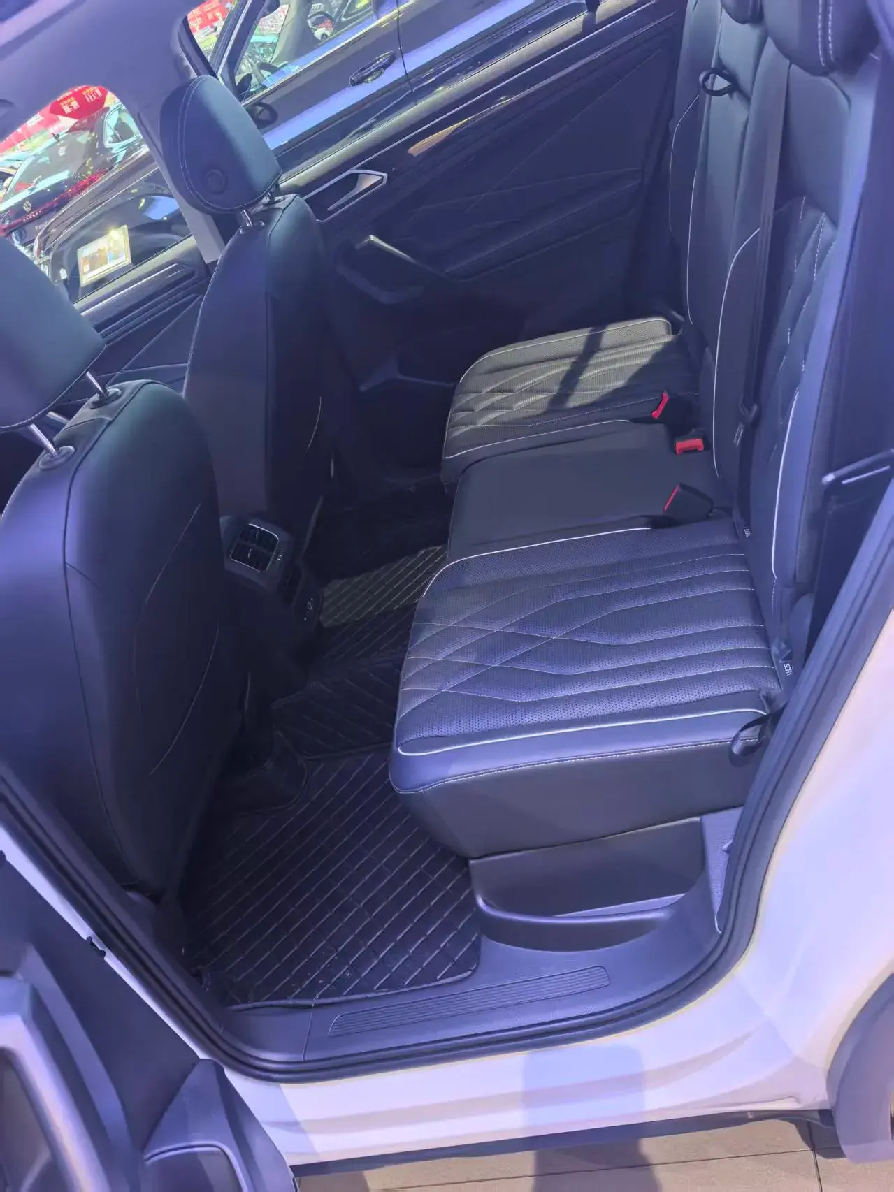 2023 VOLKSWAGEN TIGUAN thumbnail 3