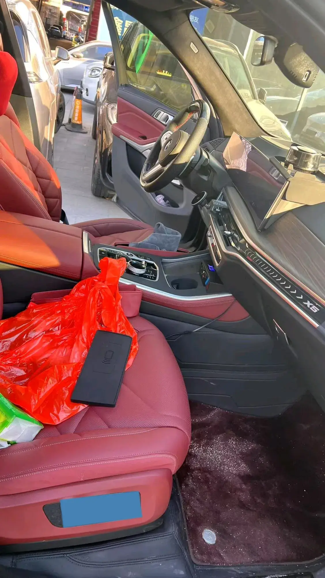 2025 BMW IX1 thumbnail 4