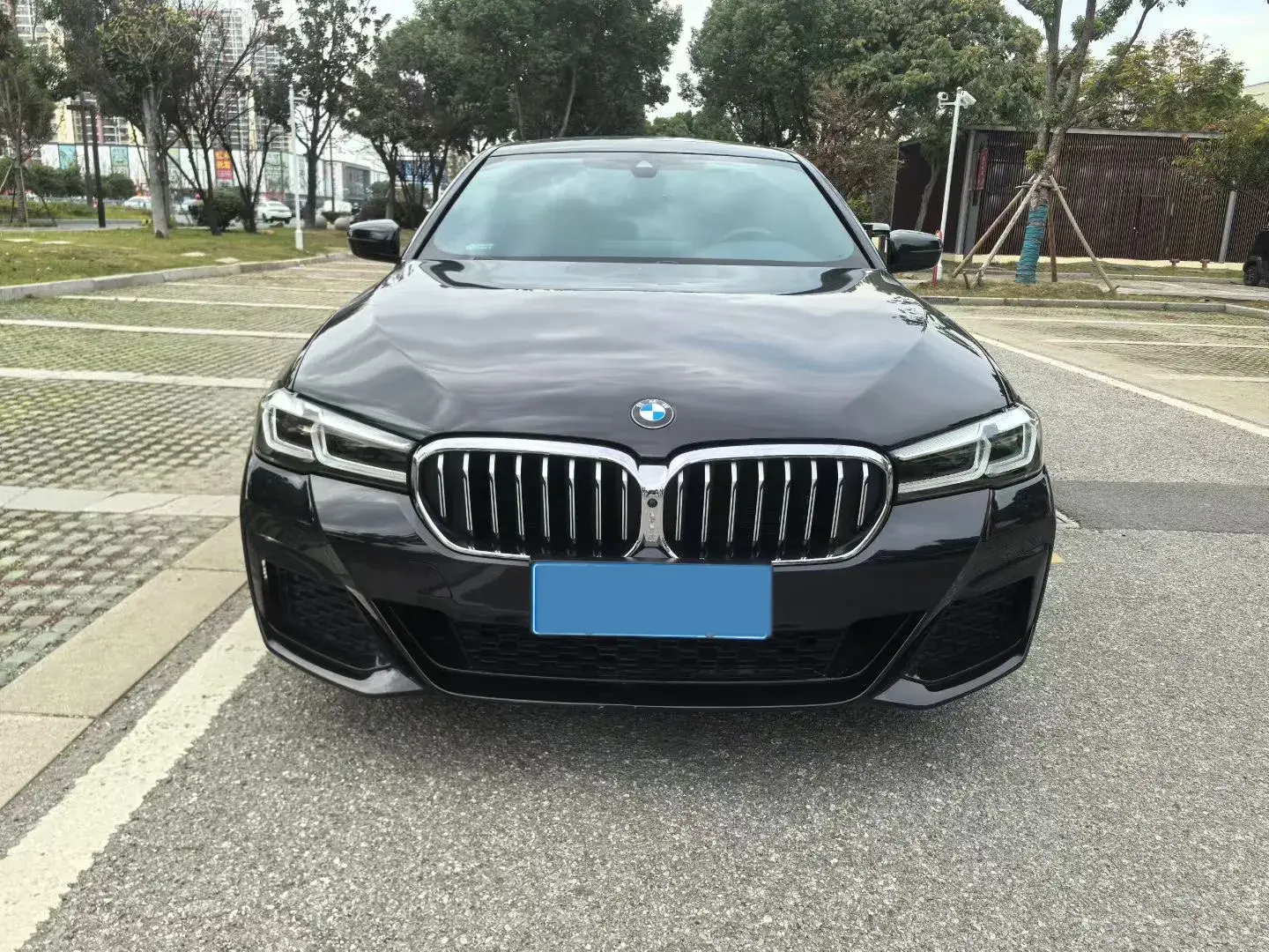 2022 BMW 5 thumbnail 2