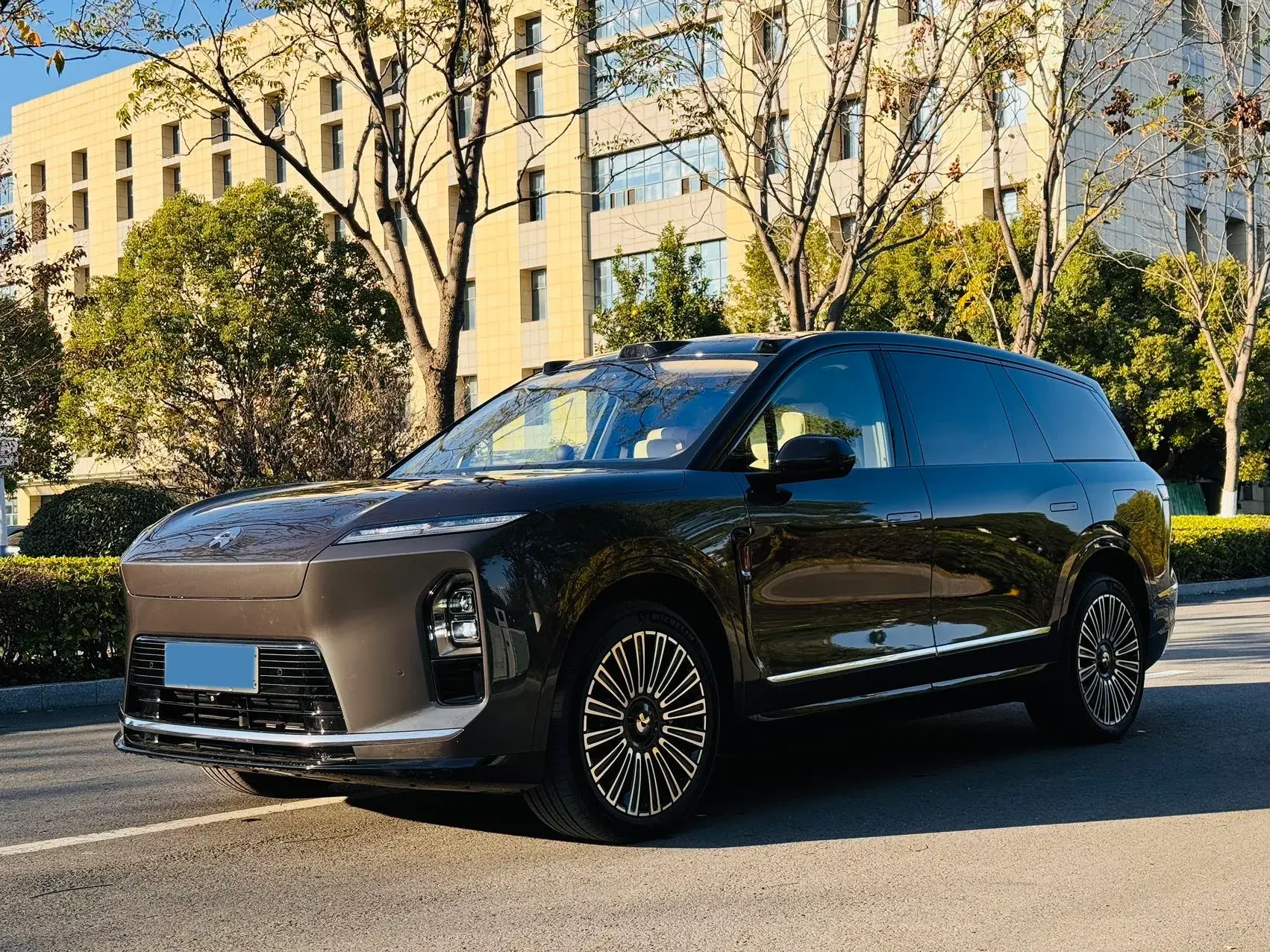 2023 NIO ES8 view 1