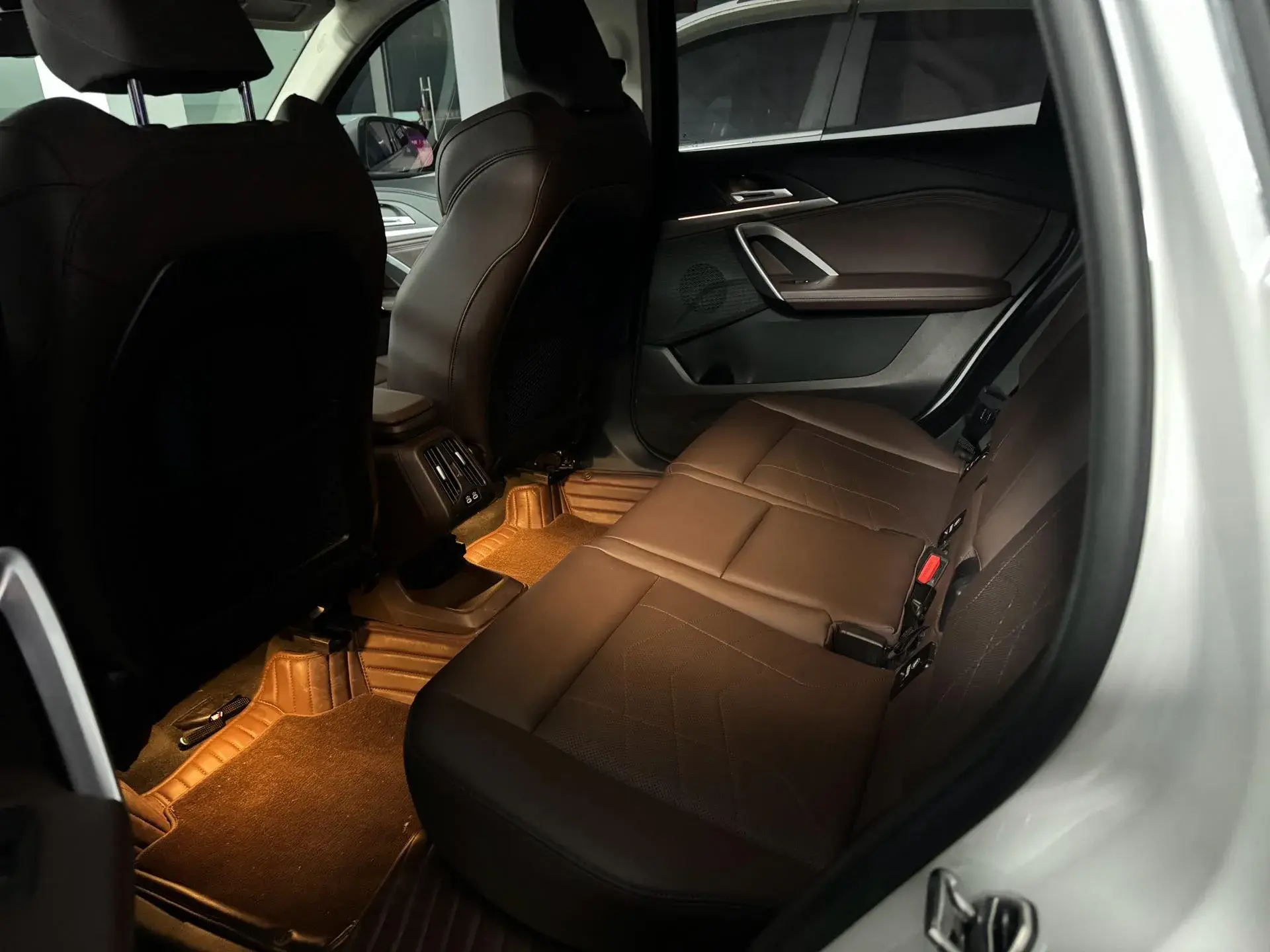 2023 BMW X1 thumbnail 4