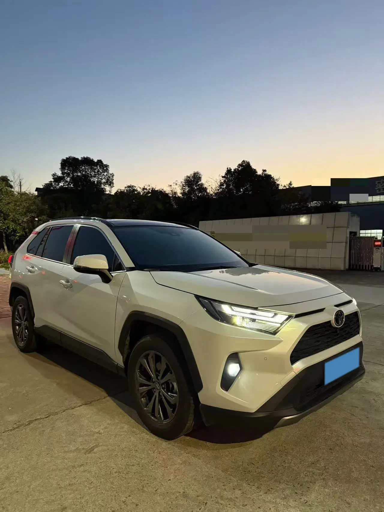2023 TOYOTA RAV4 thumbnail 3