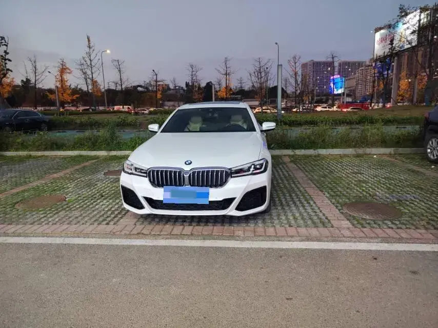 2022 BMW 5 thumbnail 2