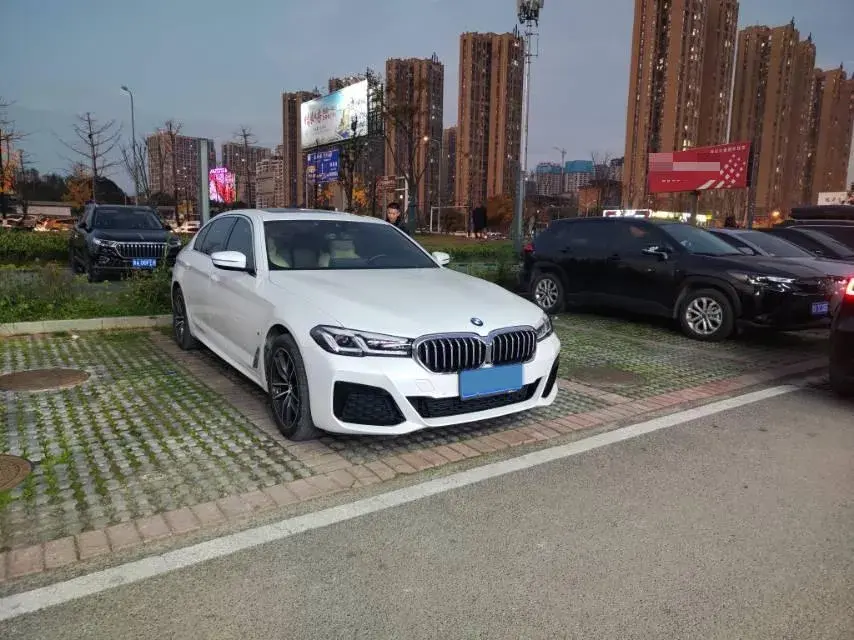 2022 BMW 5 thumbnail 3