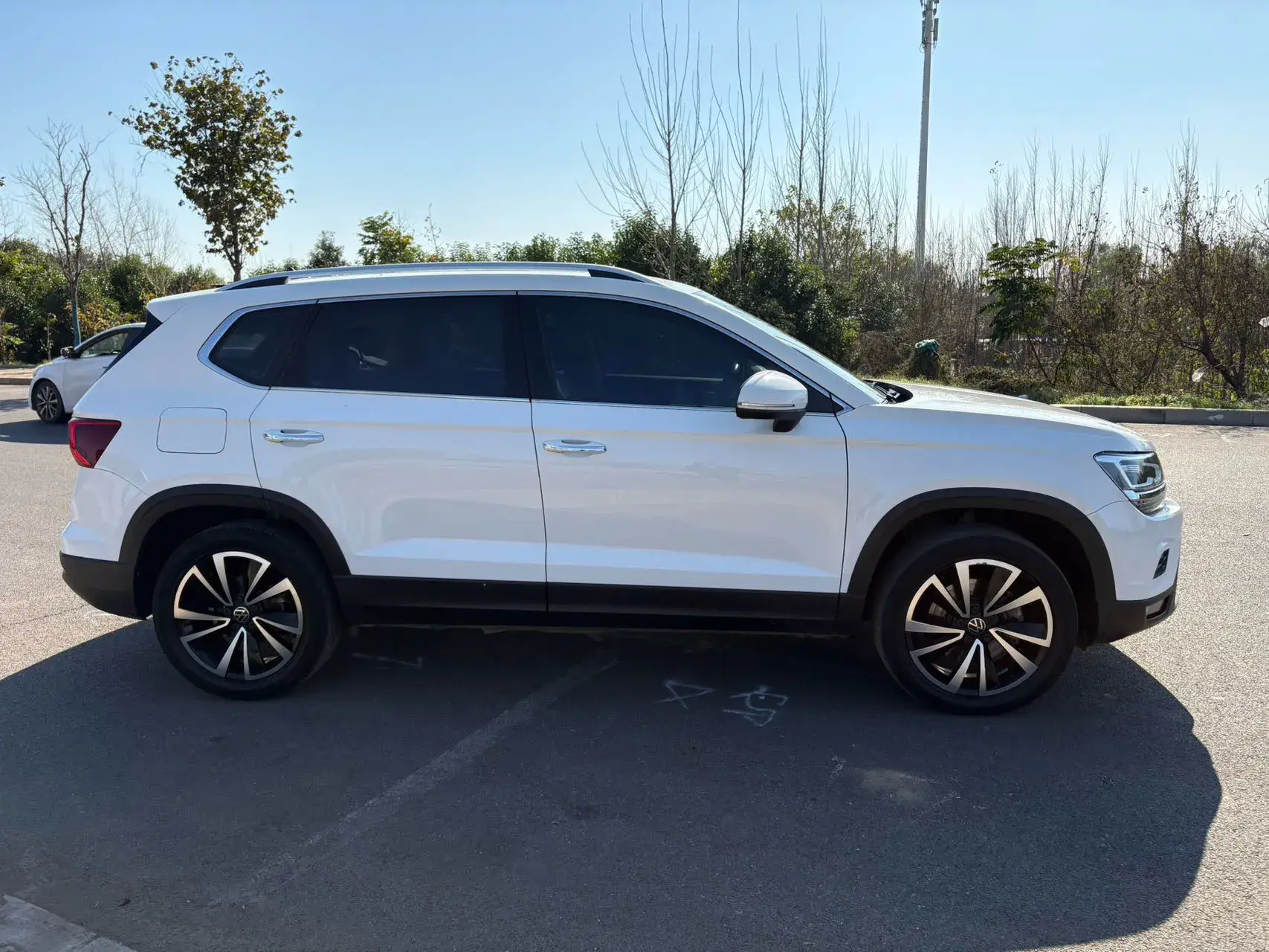 2021 VOLKSWAGEN THARU thumbnail 4