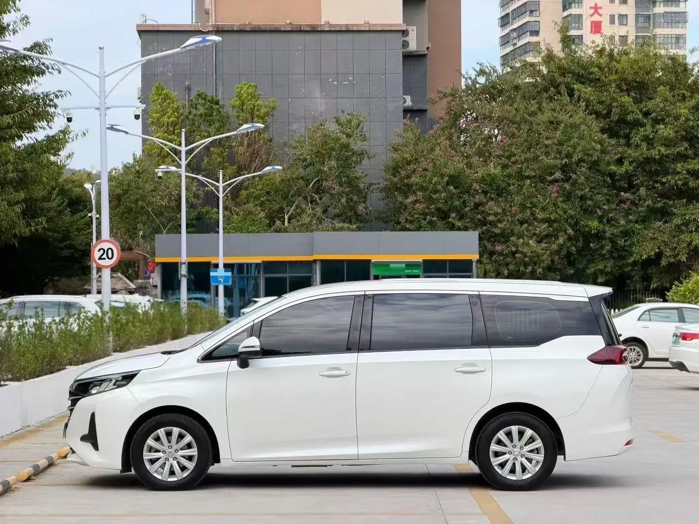 2021 GAC TRUMPCHI thumbnail 3