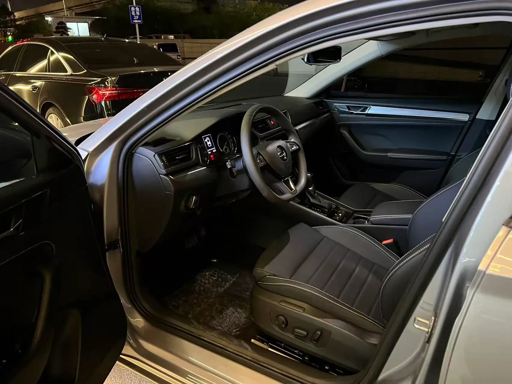 2019 SKODA SUPERB thumbnail 3