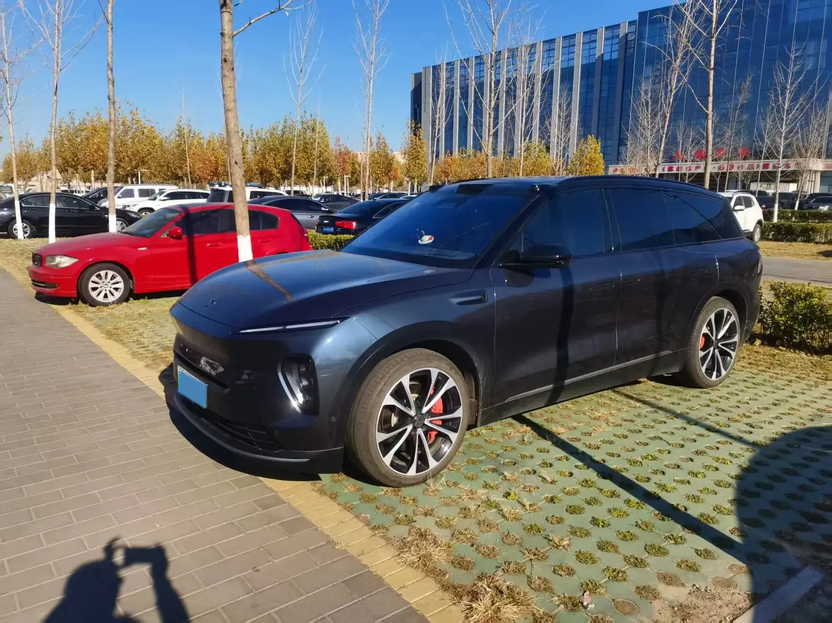 2023 NIO ES8 view 1