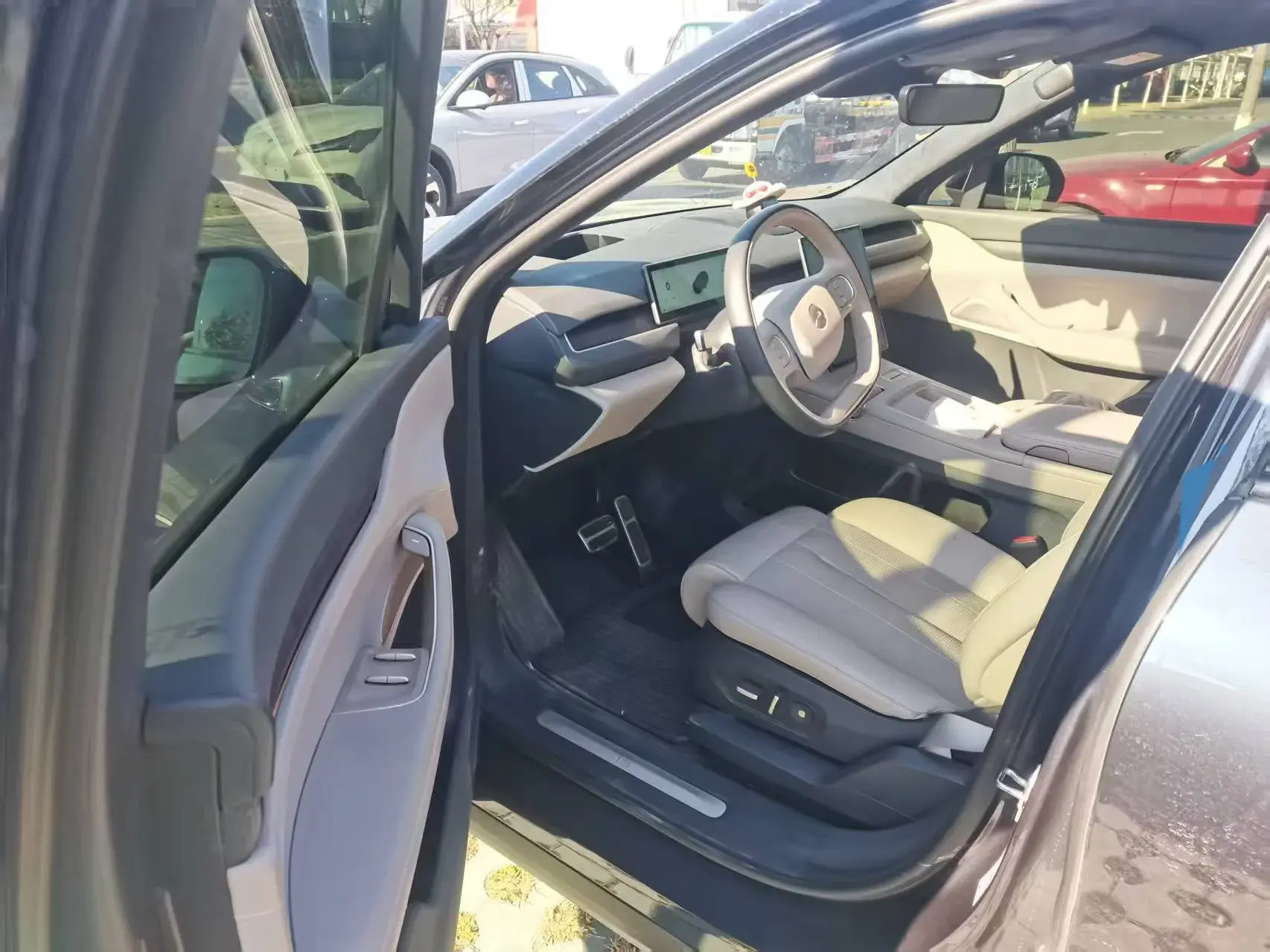 2023 NIO ES8 thumbnail 3