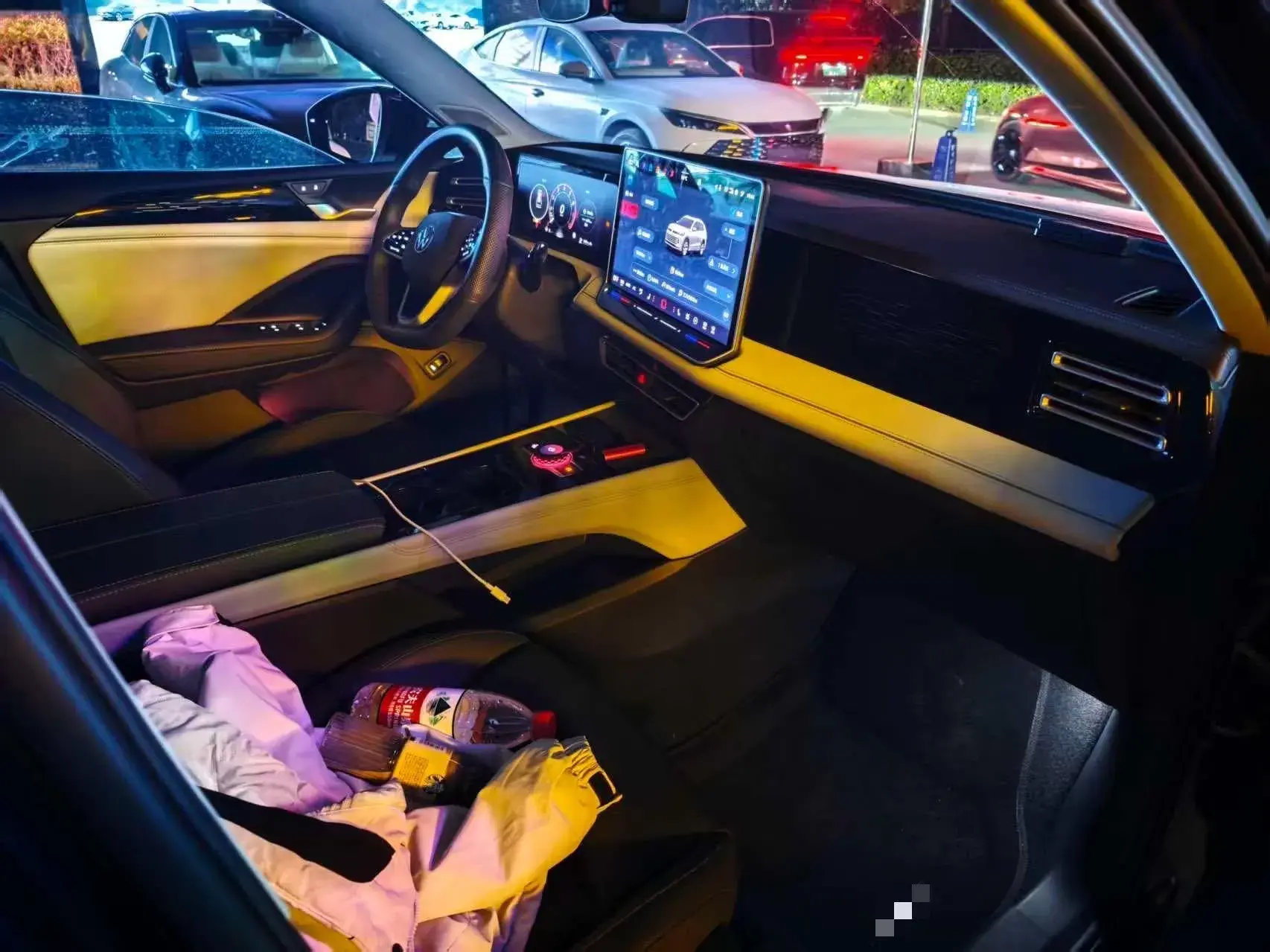 2024 VOLKSWAGEN TIGUAN thumbnail 3