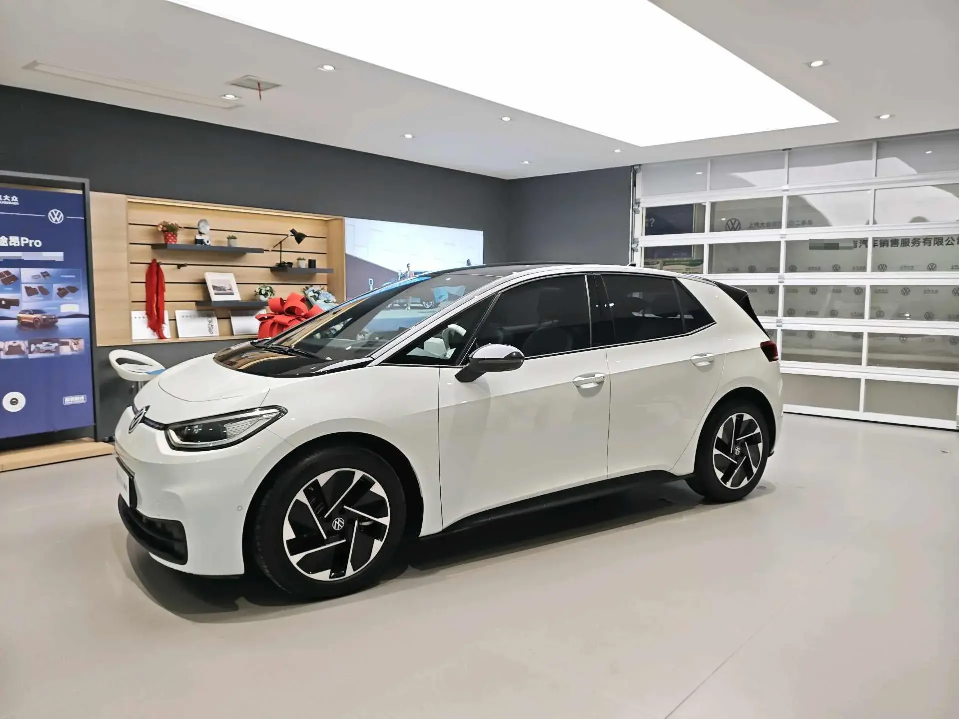 2025 VOLKSWAGEN ID.3 thumbnail 4