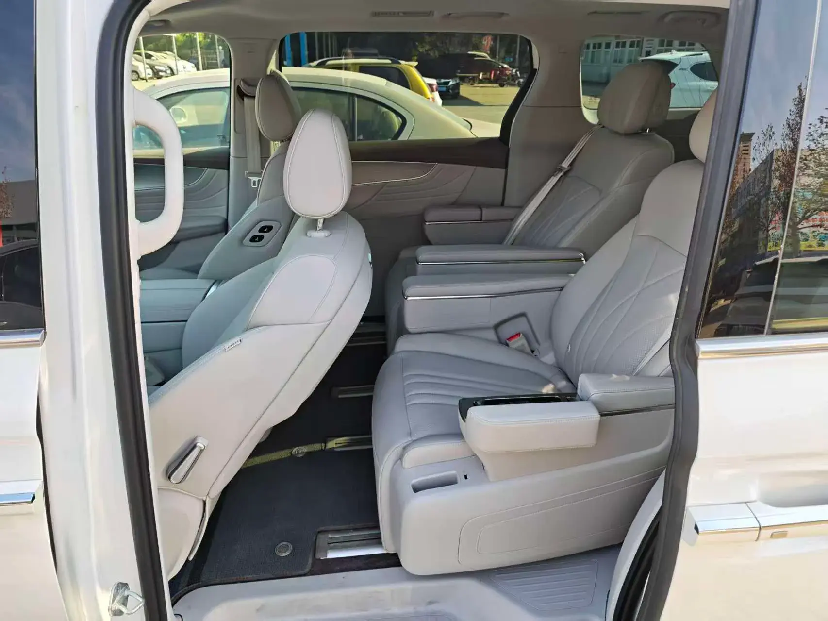 2025 ROEWE IMAX8 thumbnail 3