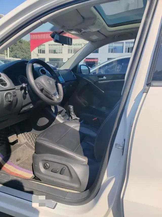 2016 VOLKSWAGEN TIGUAN thumbnail 3