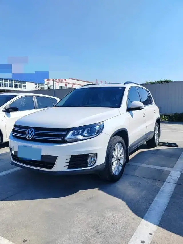2016 VOLKSWAGEN TIGUAN view 1