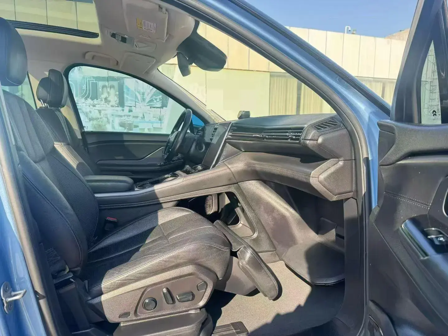 2018 NIO ES8 thumbnail 4