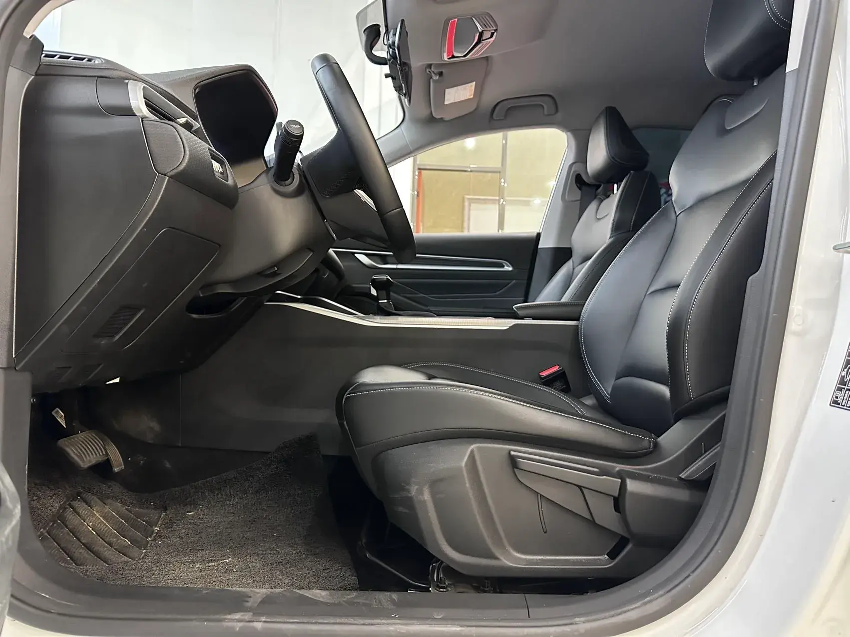 2025 GEELY EMGRAND thumbnail 4