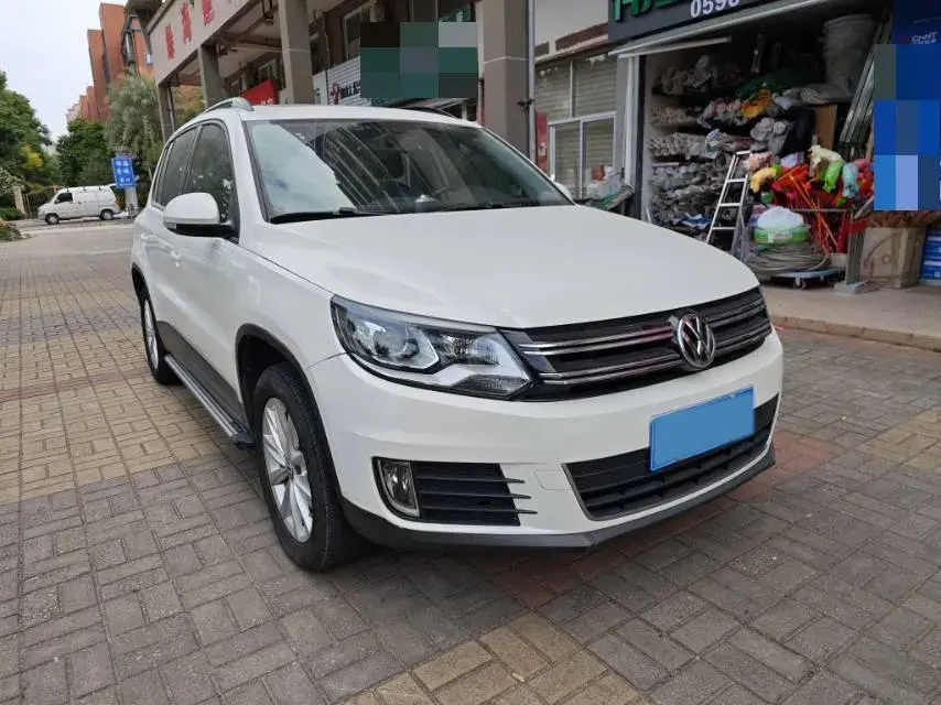 2017 VOLKSWAGEN TIGUAN thumbnail 3