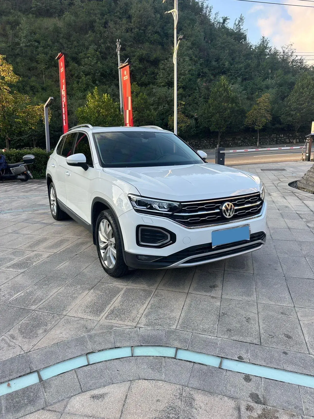 2019 VOLKSWAGEN TAYRON thumbnail 3