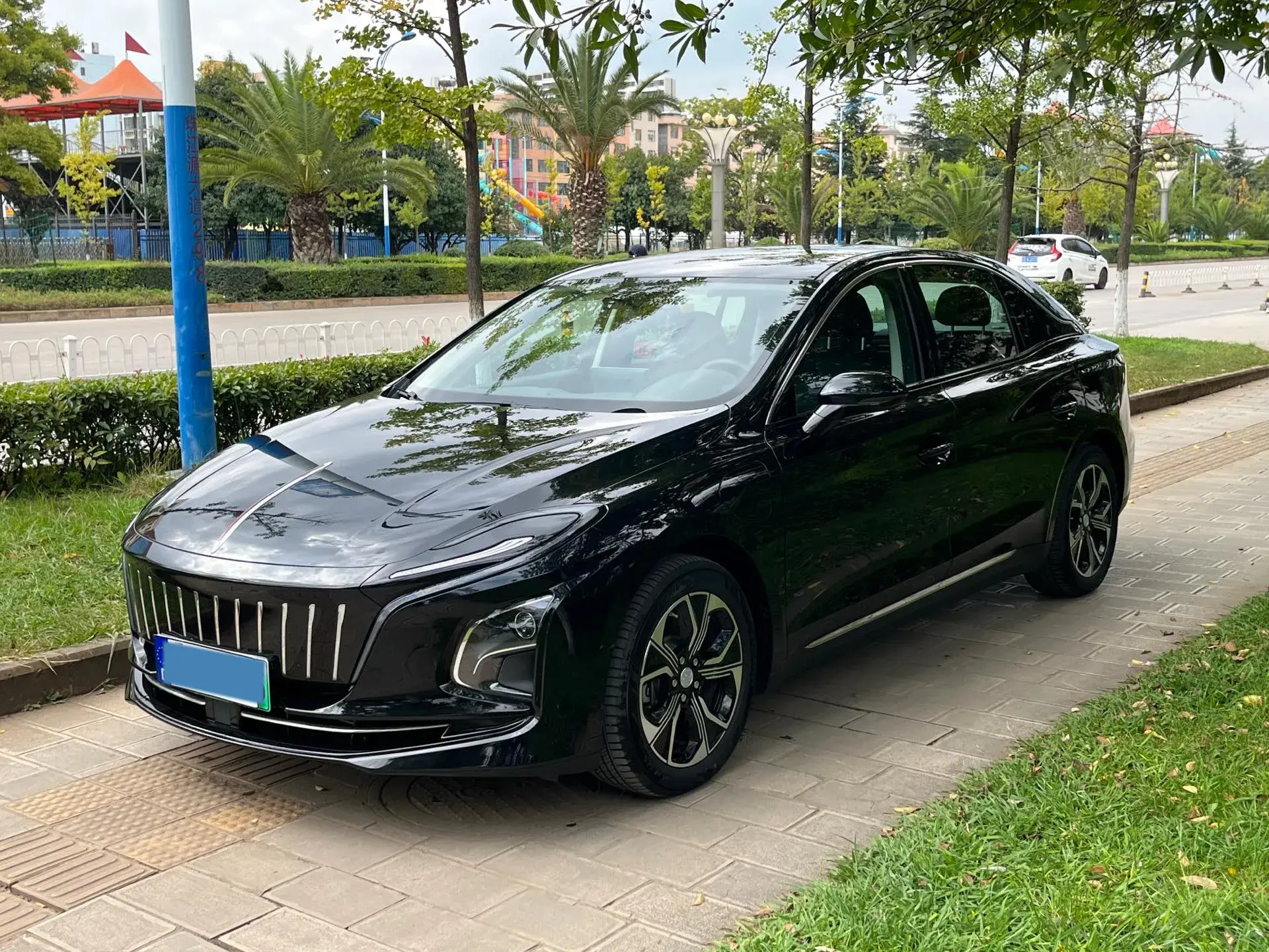 2022 HONGQI E-QM5 view 1