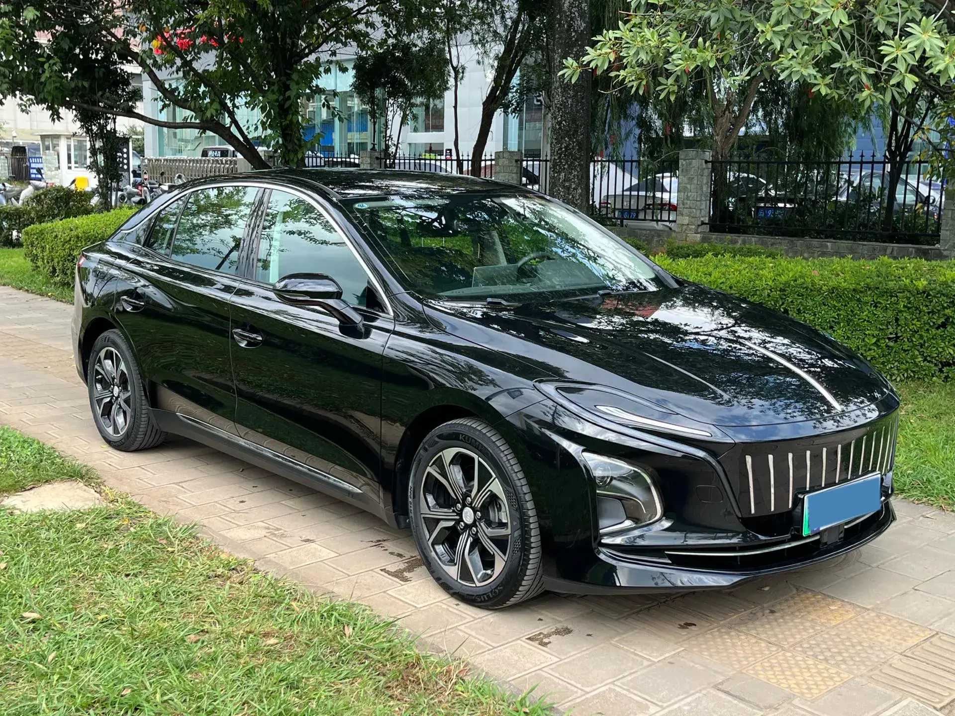 2022 HONGQI E-QM5 thumbnail 3