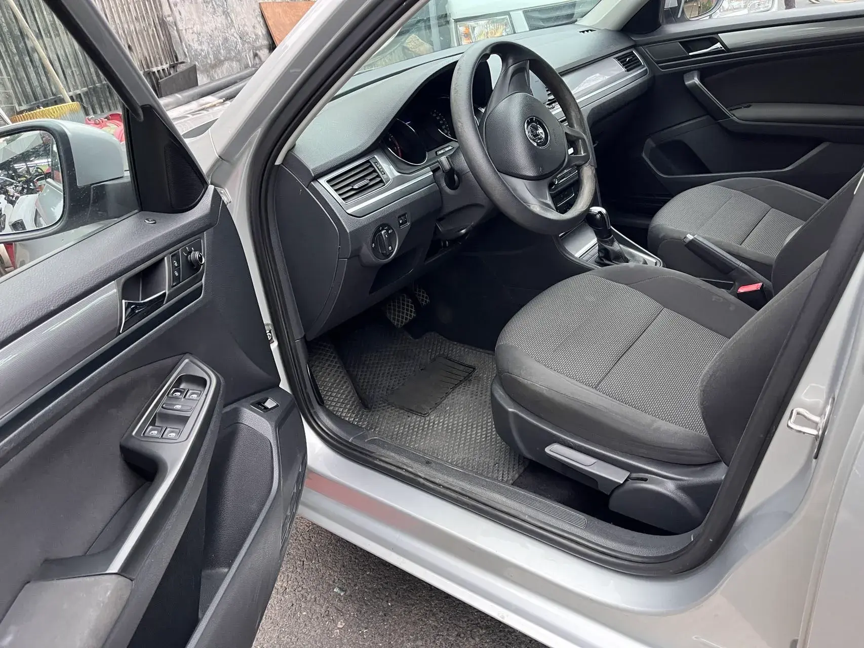 2018 VOLKSWAGEN BORA thumbnail 4