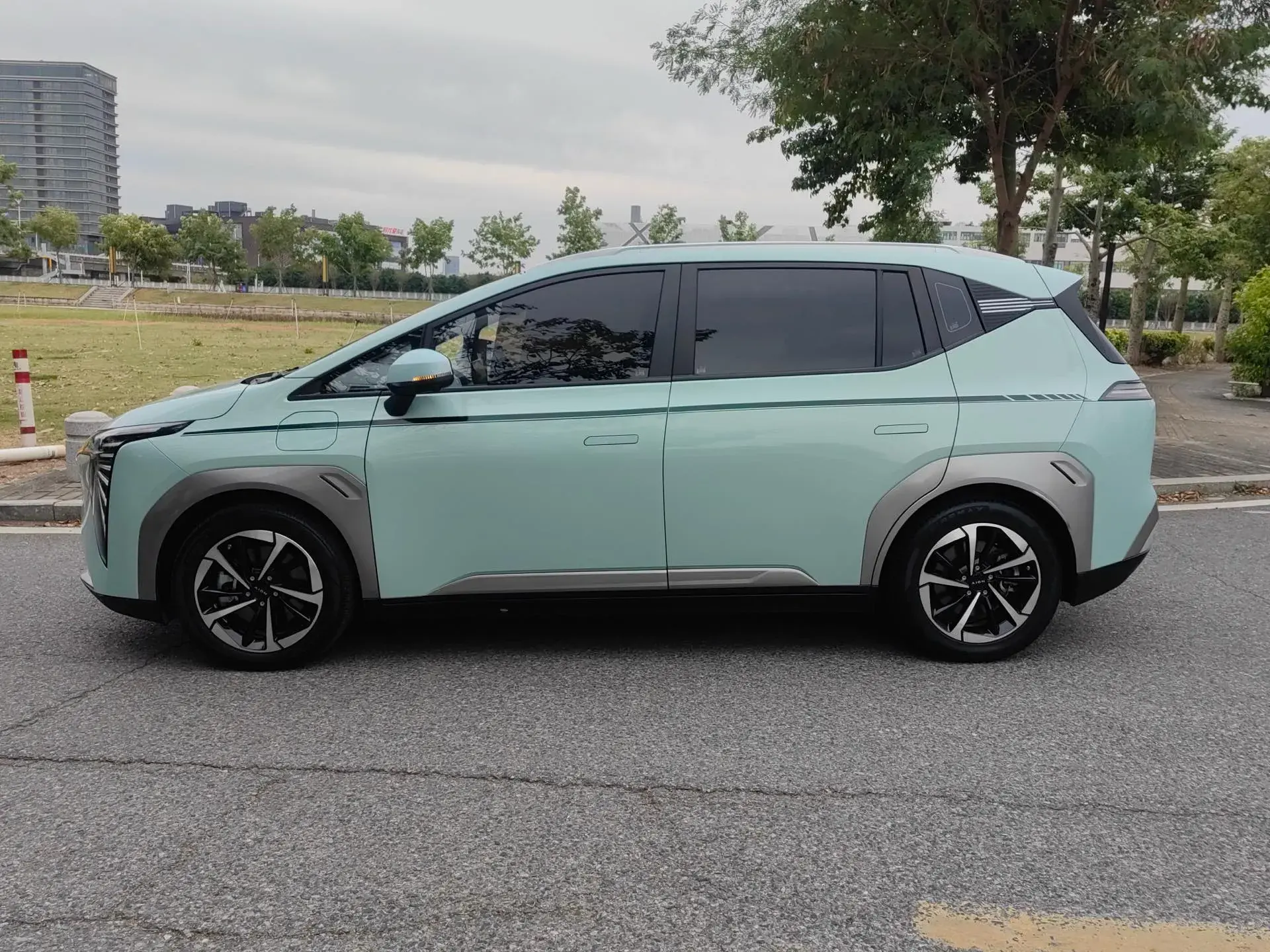 2023 AION Y thumbnail 2