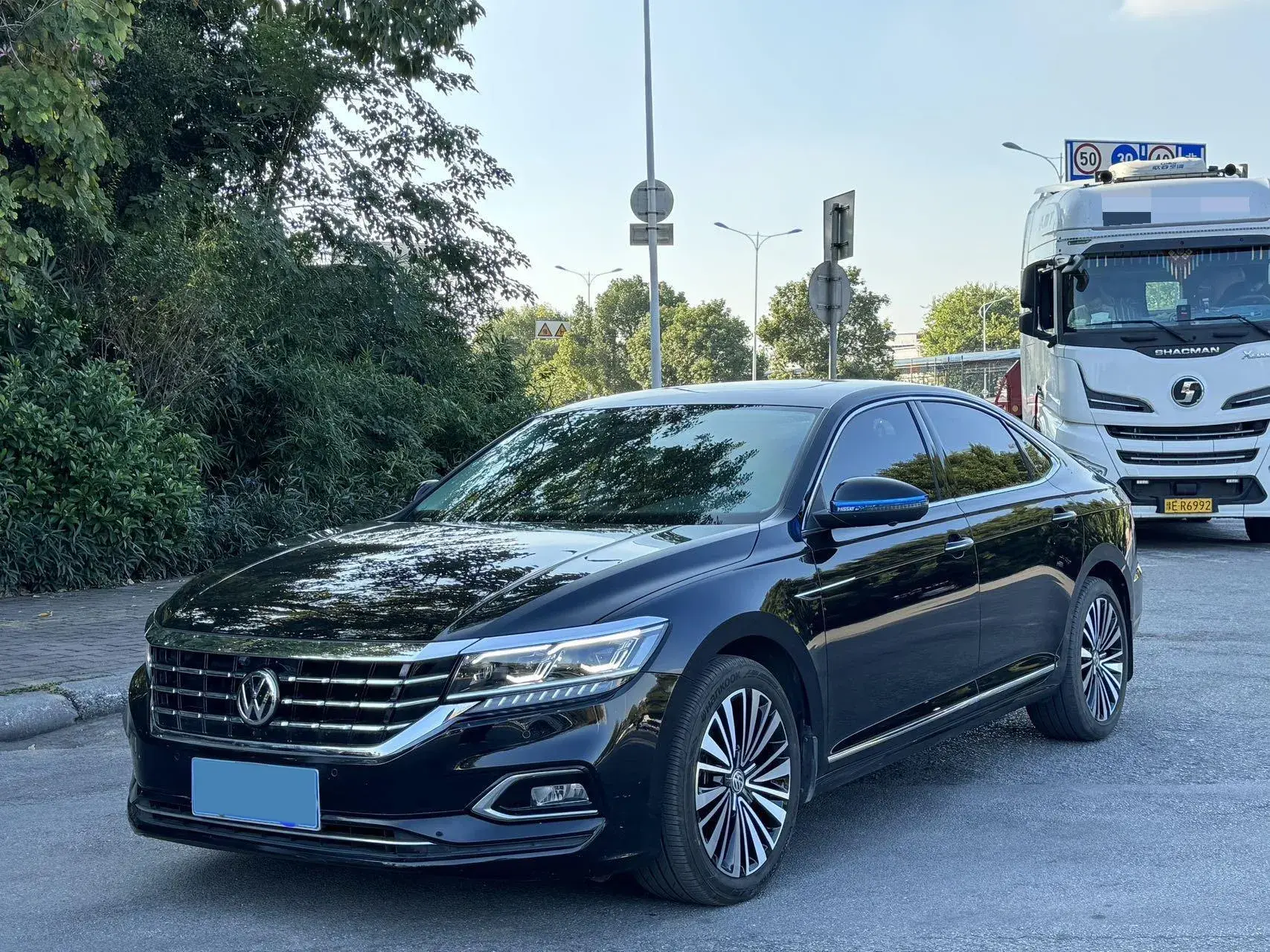 2019 VOLKSWAGEN PASSAT view 1