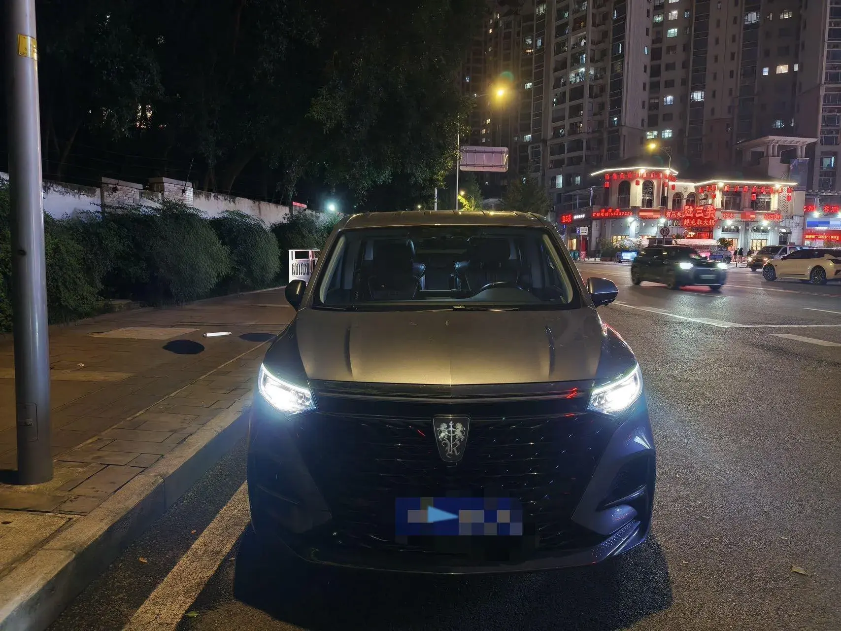 2022 ROEWE IMAX8 thumbnail 2