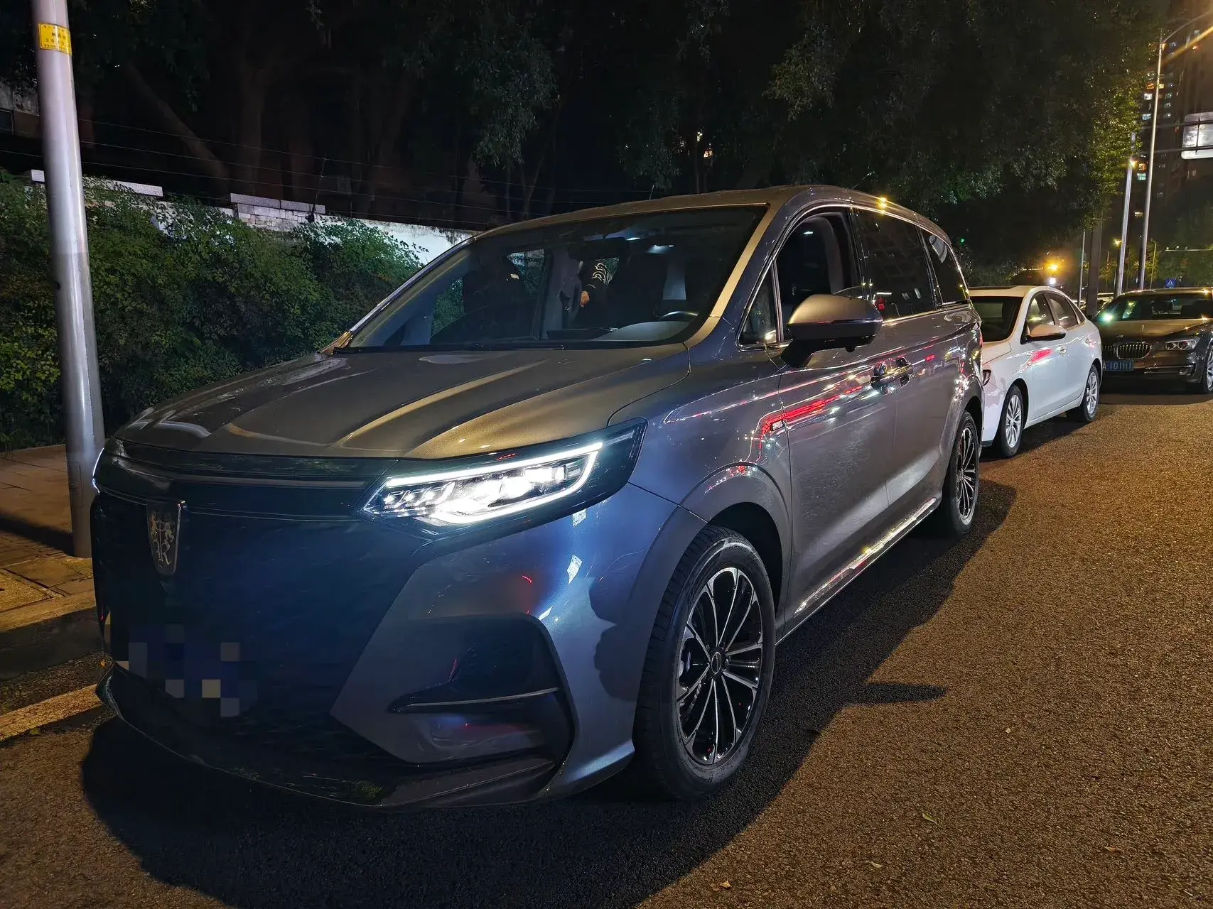 2022 ROEWE IMAX8 view 1