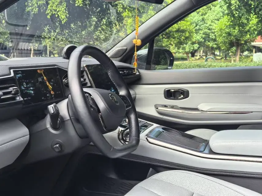 2020 NIO ES8 thumbnail 4