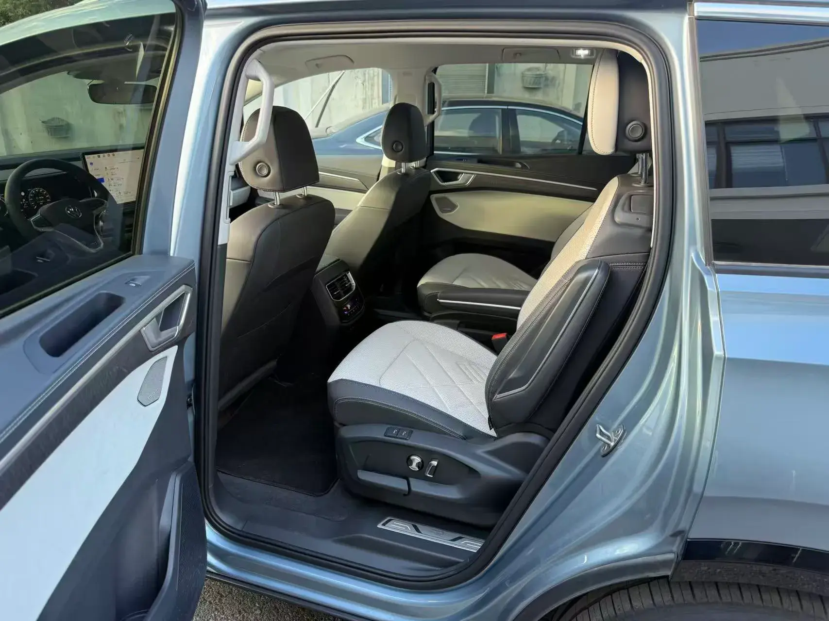 2023 VOLKSWAGEN TALAGON thumbnail 4