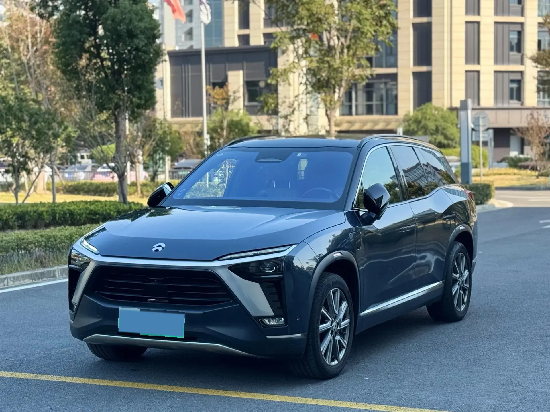 2020 NIO ES8 view 1