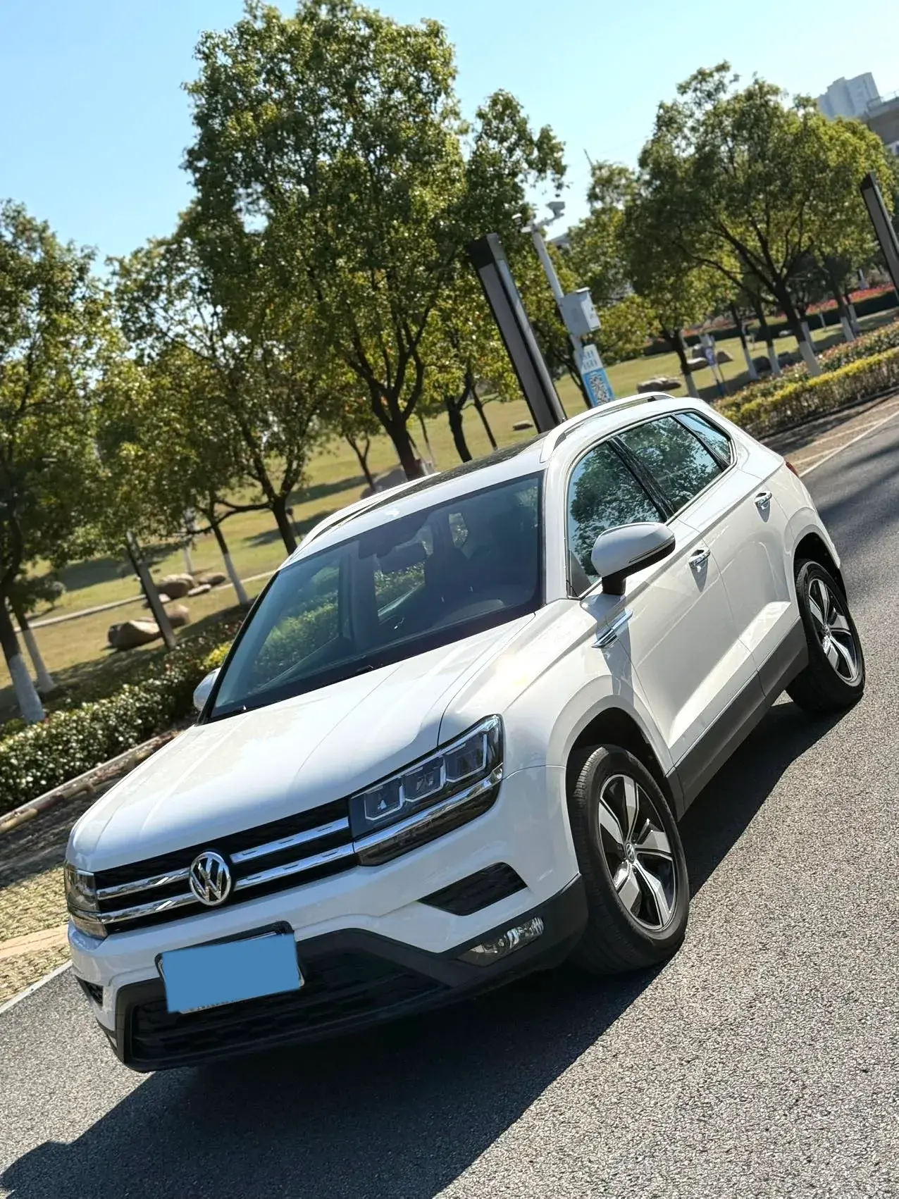 2021 VOLKSWAGEN THARU view 1