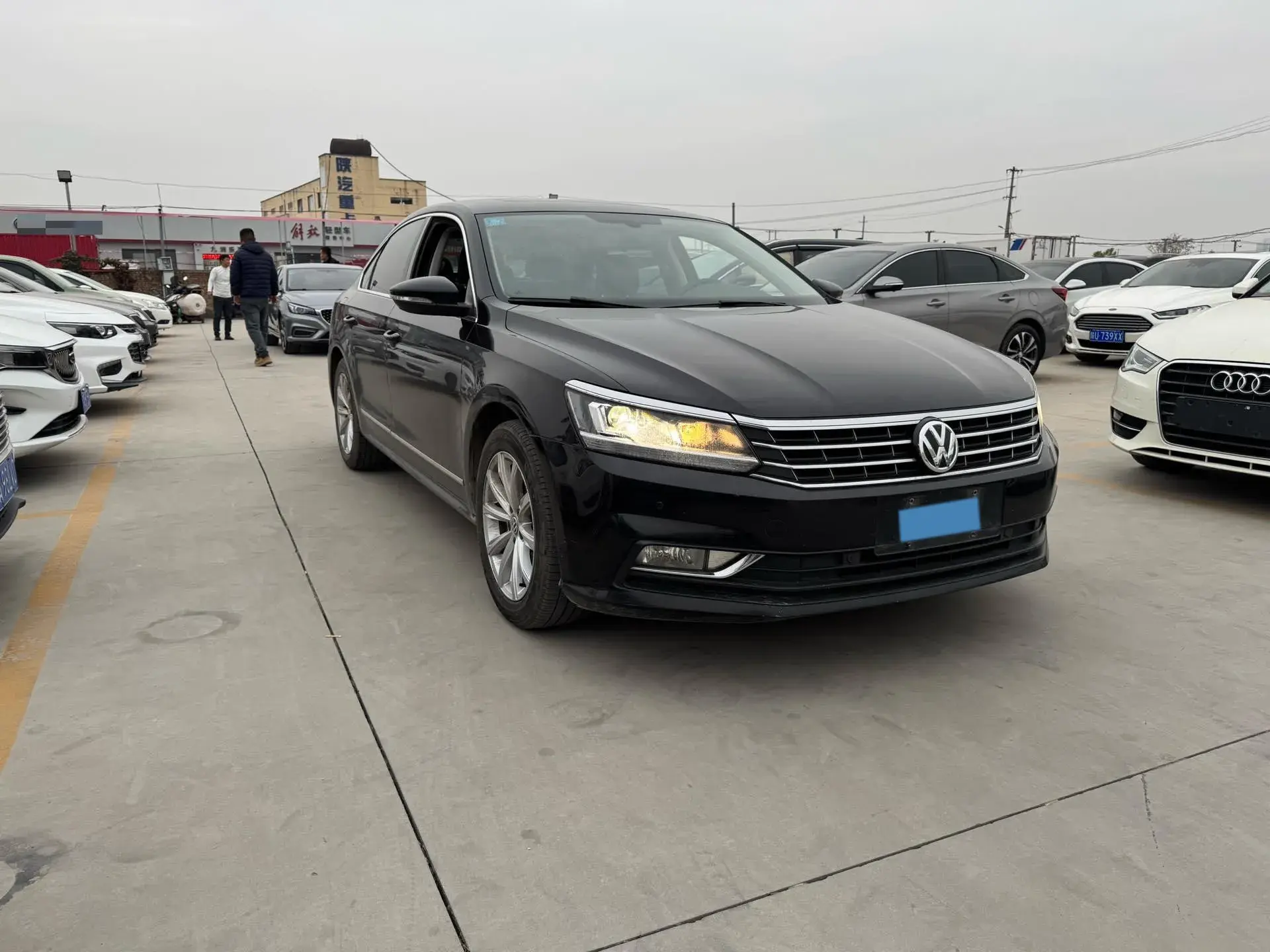 2017 VOLKSWAGEN PASSAT thumbnail 3