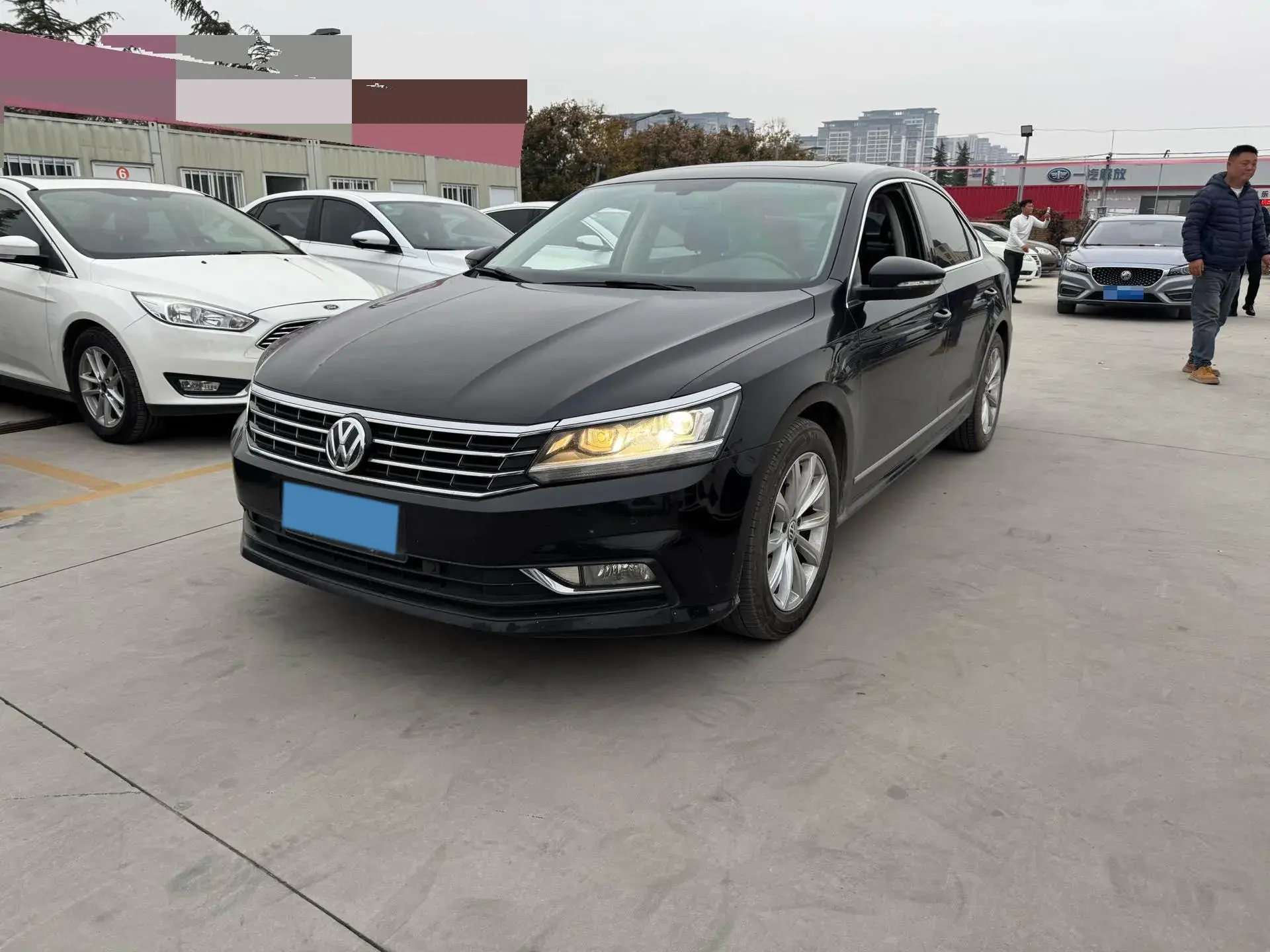 2017 VOLKSWAGEN PASSAT view 1