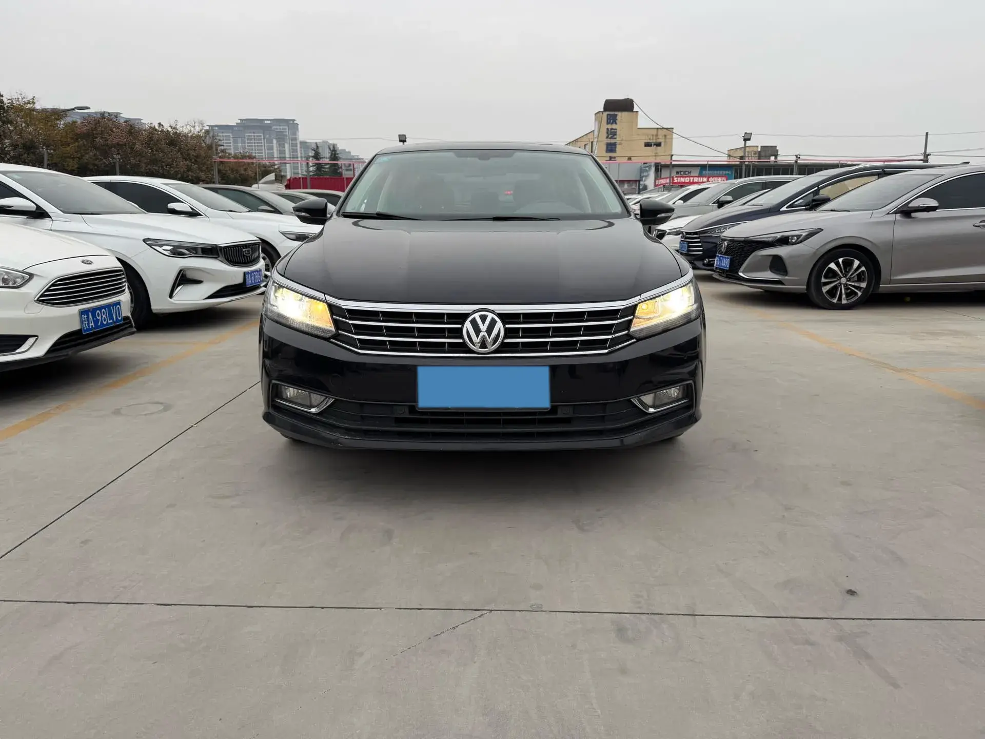 2017 VOLKSWAGEN PASSAT thumbnail 2