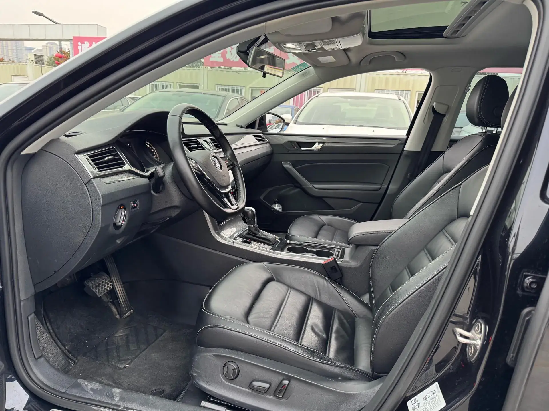 2017 VOLKSWAGEN PASSAT thumbnail 4