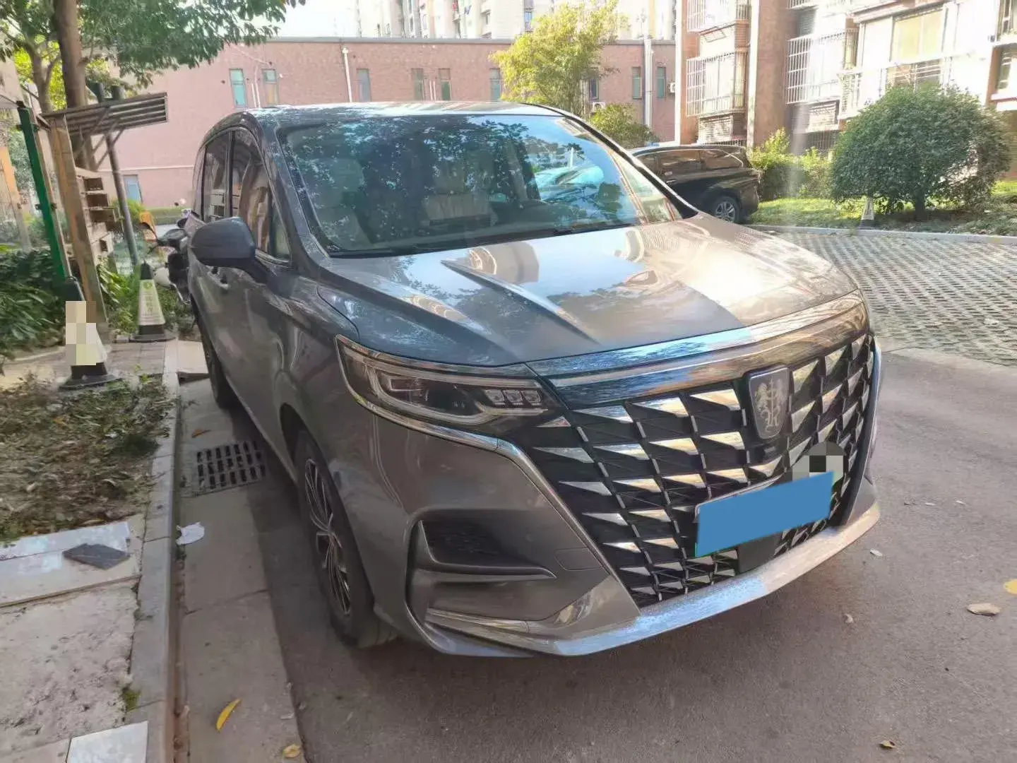 2022 ROEWE IMAX8 thumbnail 2