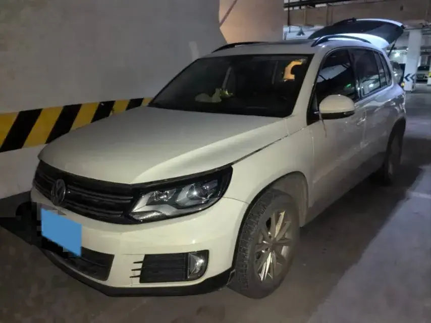 2016 VOLKSWAGEN TIGUAN view 1