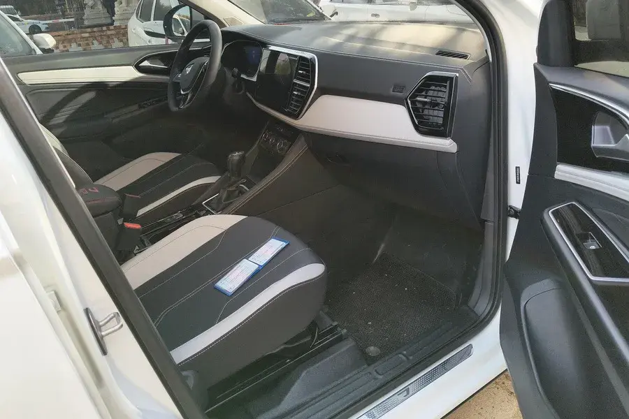 2024 JETTA VS7 thumbnail 4