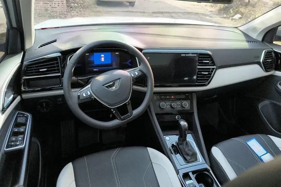 2024 JETTA VS7 thumbnail 3