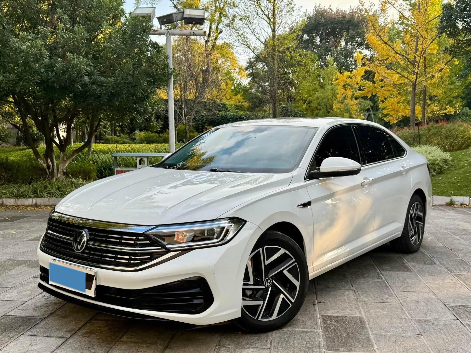 2023 VOLKSWAGEN SAGITAR view 1