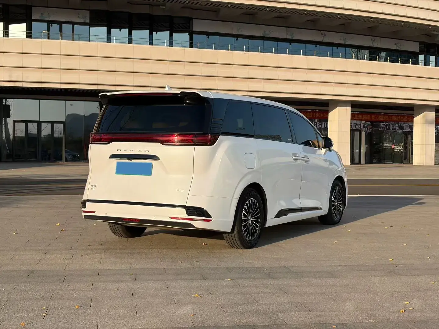 2022 DENZA D9 thumbnail 3