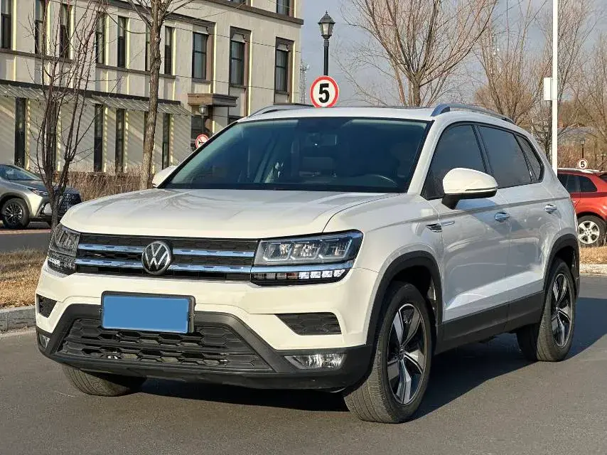 2021 VOLKSWAGEN THARU view 1