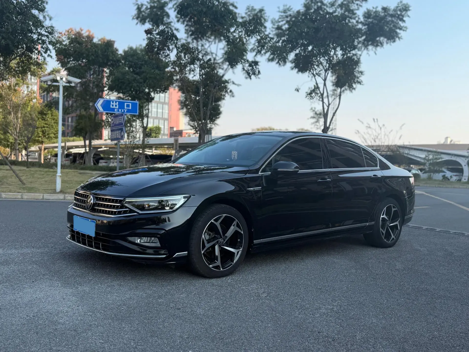 2023 VOLKSWAGEN MAGOTAN view 1