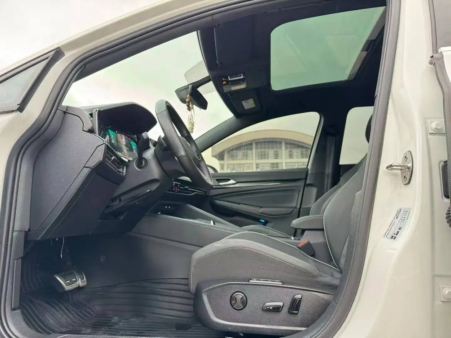 2023 VOLKSWAGEN GOLF thumbnail 3